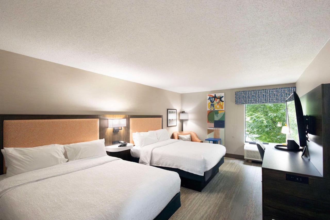 Queen Room - Non-Smoking at Hampton Inn Springfield