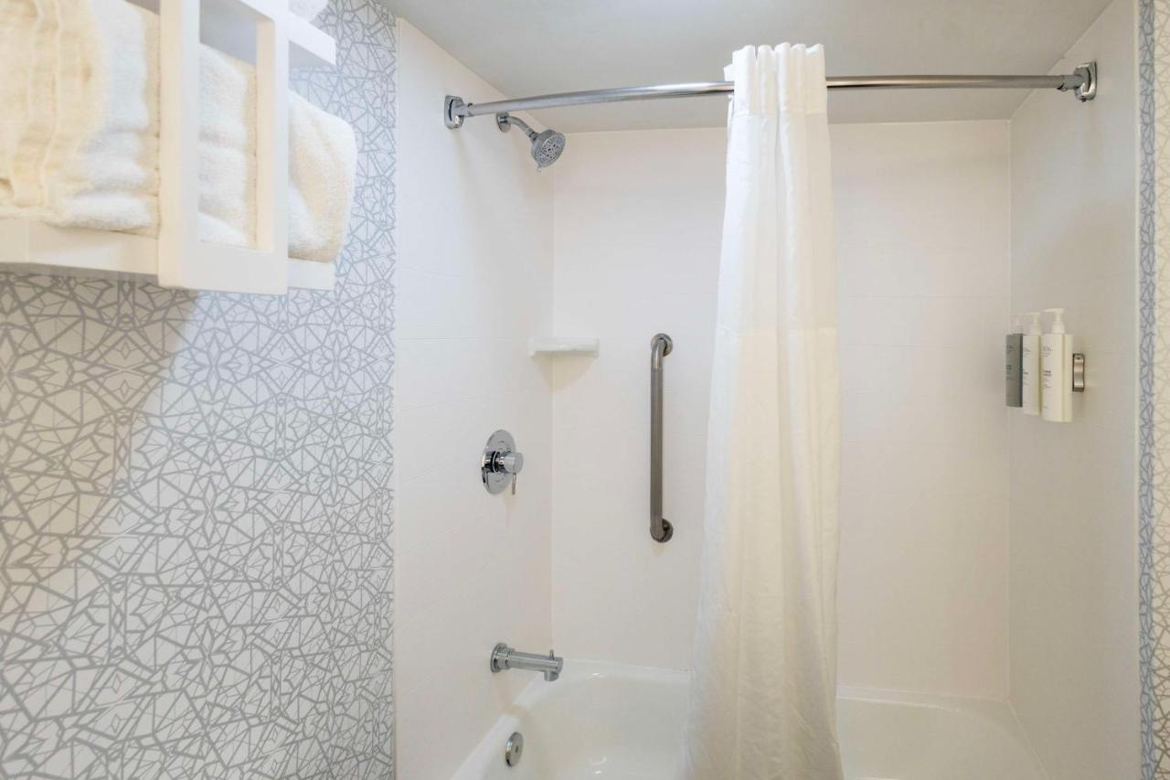 Queen Room - Non-Smoking at Hampton Inn Springfield