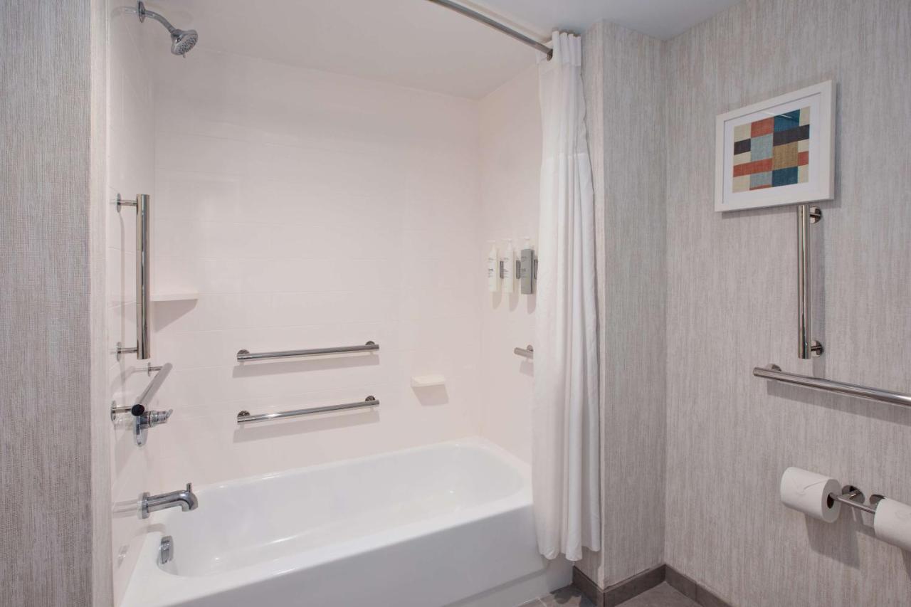King Room with Bath Tub - Disability Access at Hampton Inn & Suites Spartanburg-I-26-Westgate Mall