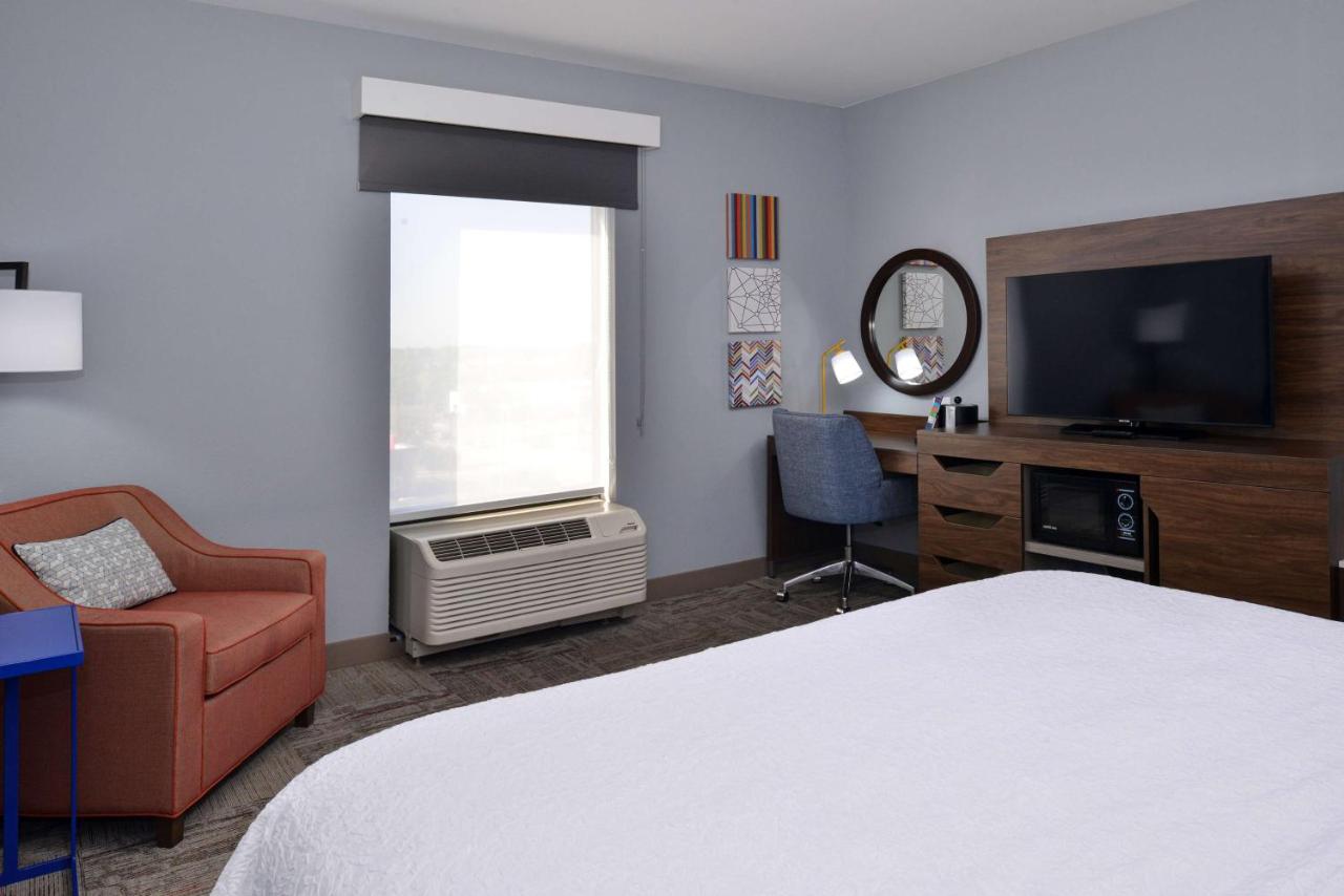 King Room at Hampton Inn Kansas City Northeast