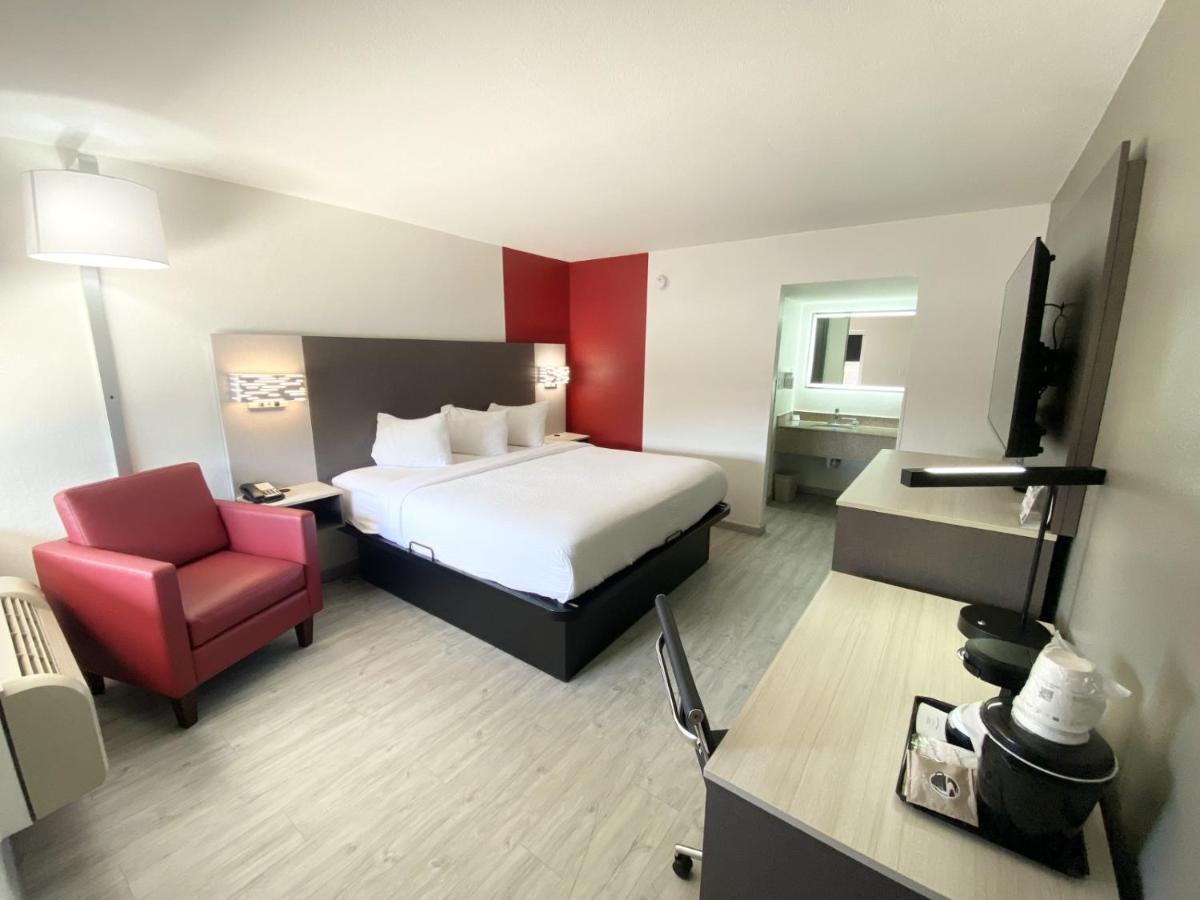 Exterior King Room - Non-Smoking at Ramada by Wyndham Tuscaloosa