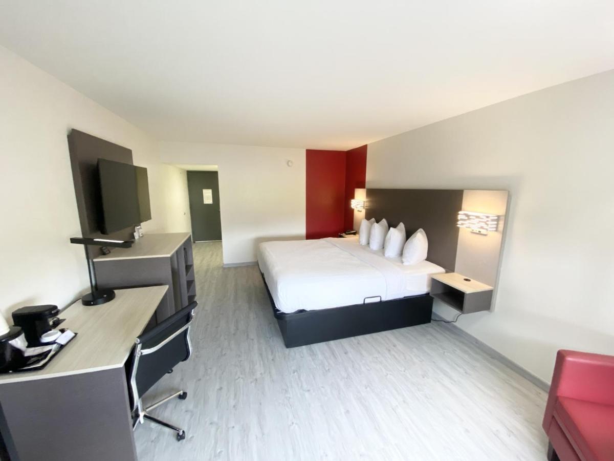 Interior Business King Room - Non-Smoking at Ramada by Wyndham Tuscaloosa