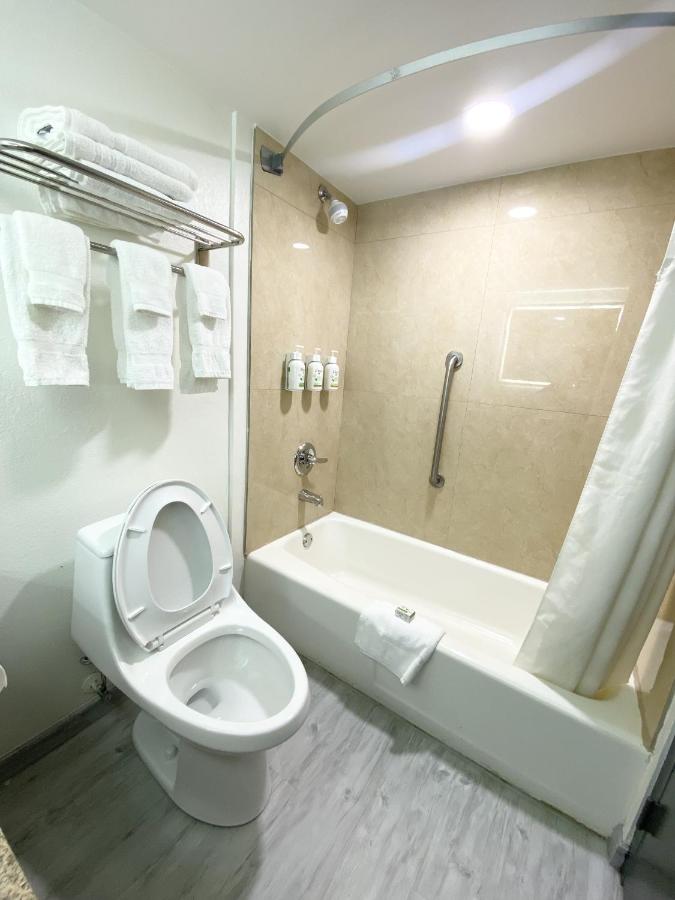 Interior Business King Room - Non-Smoking at Ramada by Wyndham Tuscaloosa