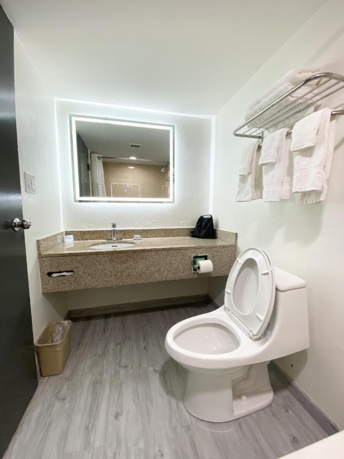 Interior Business King Room - Non-Smoking at Ramada by Wyndham Tuscaloosa