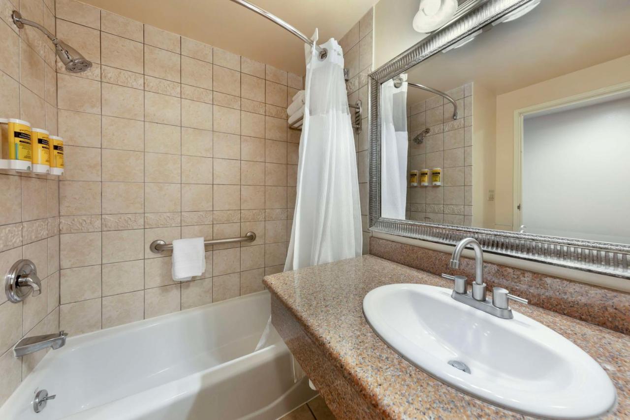 Queen Suite with Sofa Bed - Smoking at Best Western Plus Country Park Hotel
