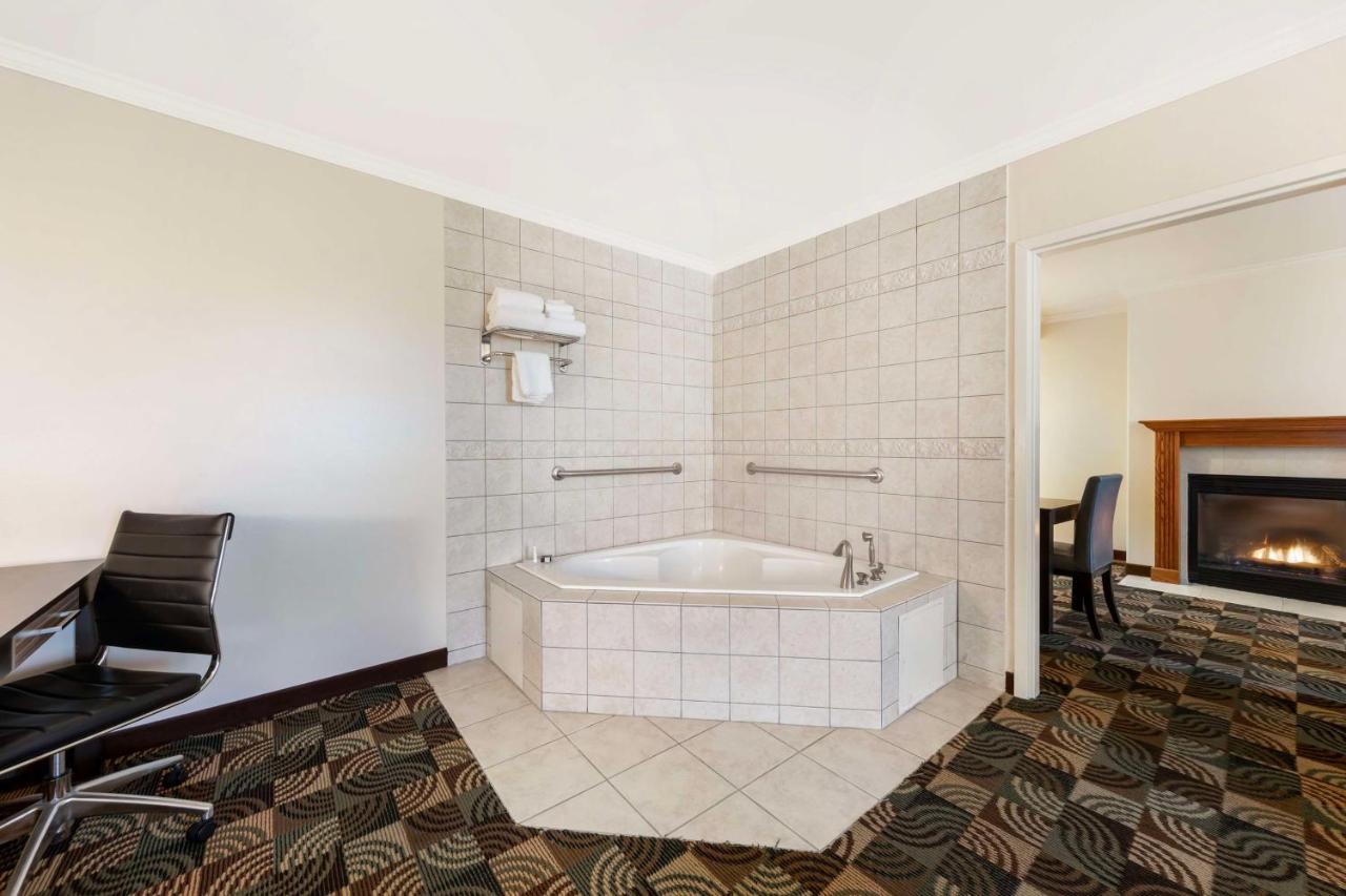 King Suite with Whirlpool - Non-Smoking at Best Western Plus Country Park Hotel