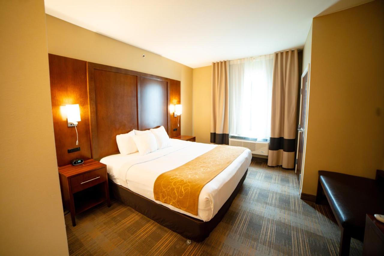 King Suite - Accessible/Non-Smoking at Comfort Suites University