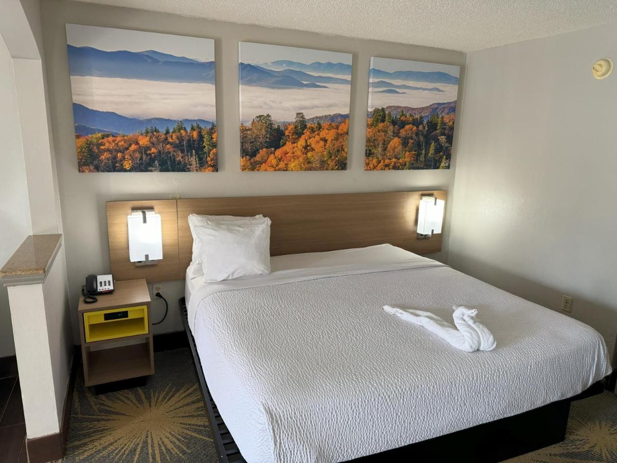 King Room - Disability Access/Non-Smoking at Days Inn & Suites by Wyndham Tuscaloosa - Univ. of Alabama
