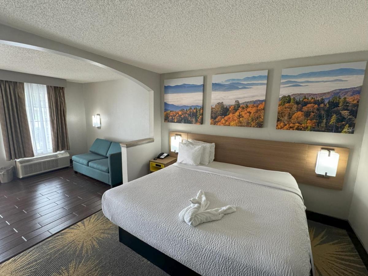 King Room - Disability Access/Non-Smoking at Days Inn & Suites by Wyndham Tuscaloosa - Univ. of Alabama
