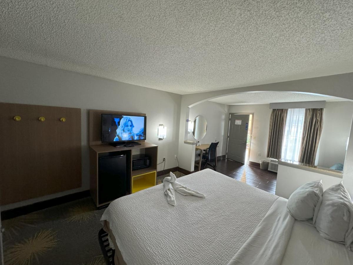 King Room - Disability Access/Non-Smoking at Days Inn & Suites by Wyndham Tuscaloosa - Univ. of Alabama