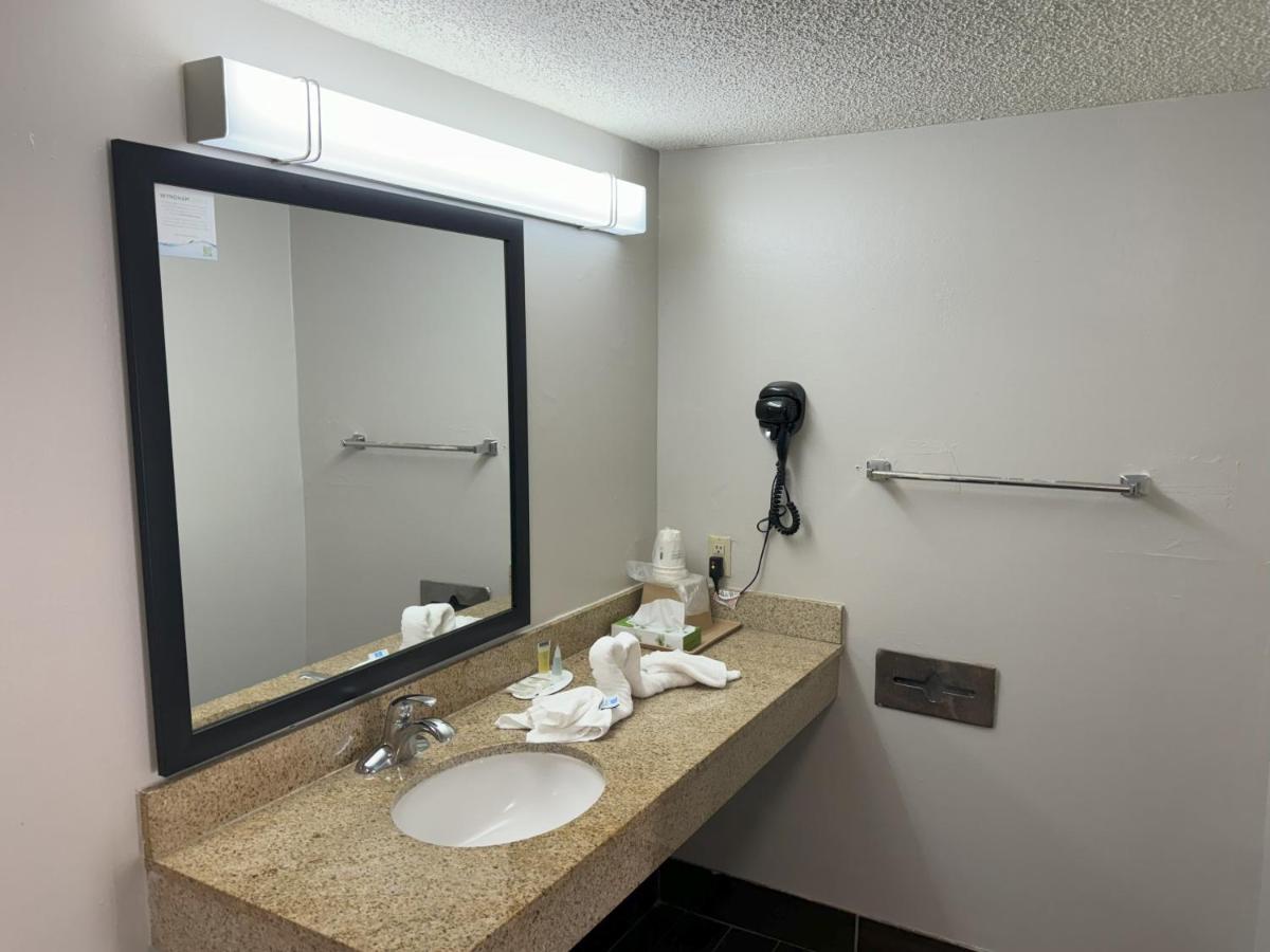 King Room - Disability Access/Non-Smoking at Days Inn & Suites by Wyndham Tuscaloosa - Univ. of Alabama