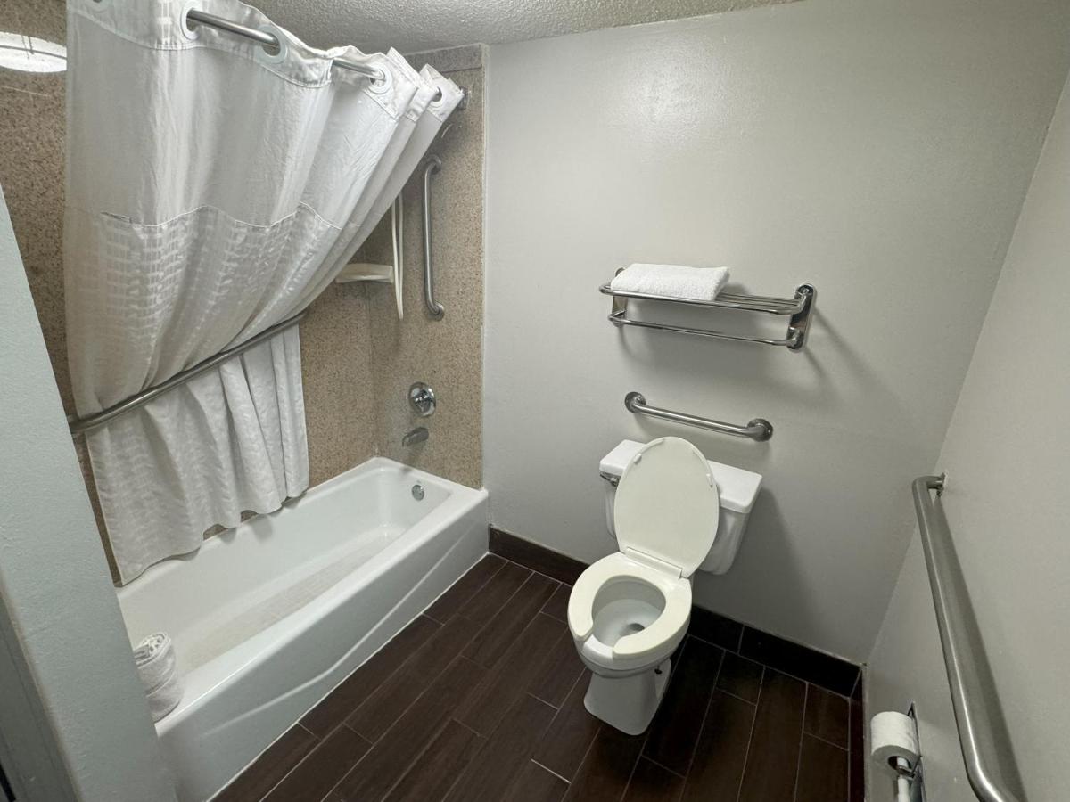 King Room - Disability Access/Non-Smoking at Days Inn & Suites by Wyndham Tuscaloosa - Univ. of Alabama