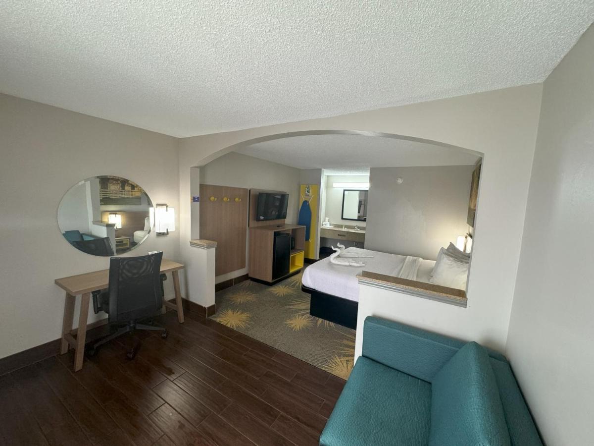 King Room - Non-Smoking at Days Inn & Suites by Wyndham Tuscaloosa - Univ. of Alabama