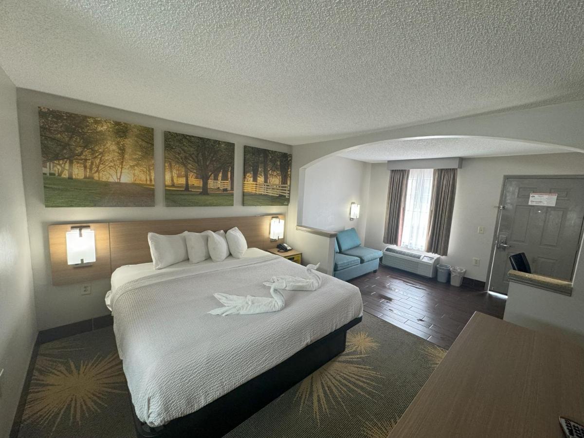 King Room - Non-Smoking at Days Inn & Suites by Wyndham Tuscaloosa - Univ. of Alabama