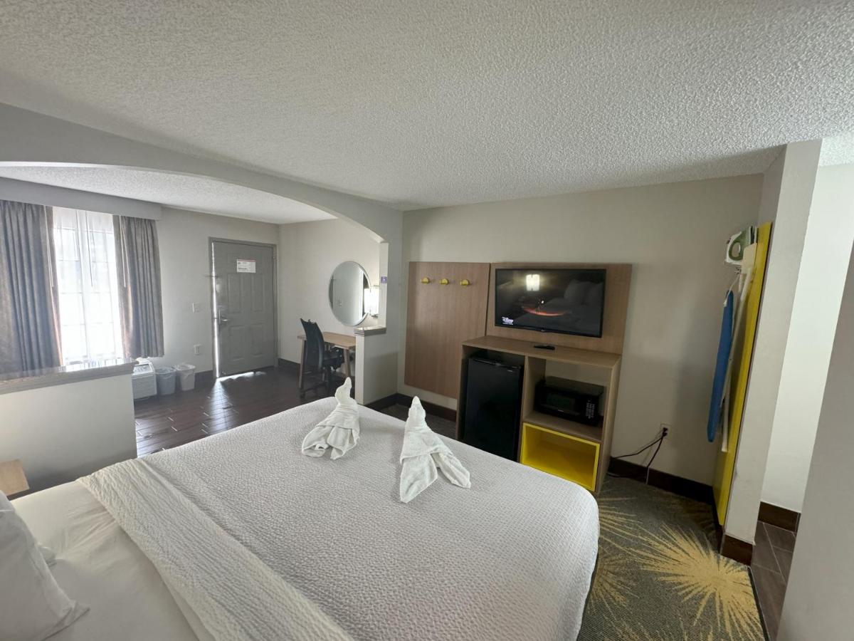 King Room - Non-Smoking at Days Inn & Suites by Wyndham Tuscaloosa - Univ. of Alabama