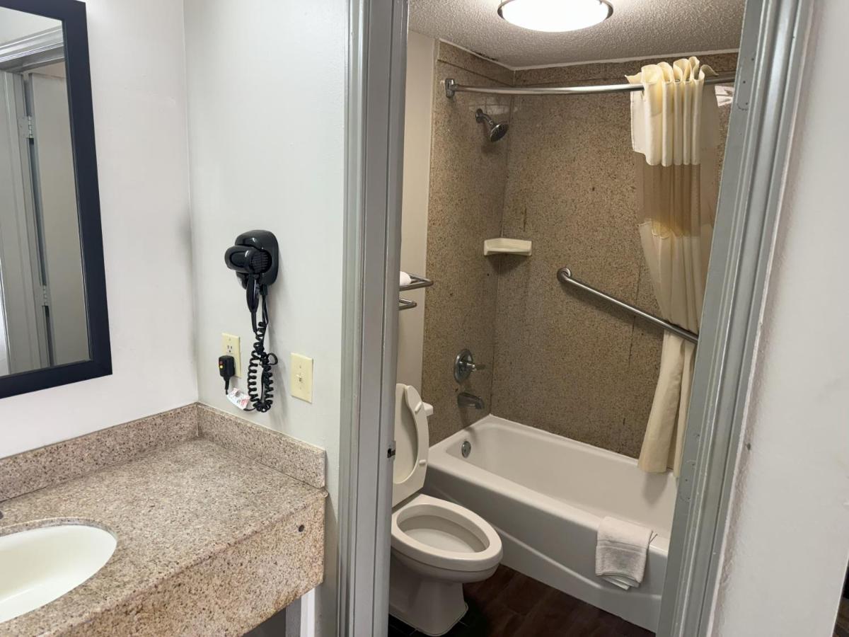 King Room - Non-Smoking at Days Inn & Suites by Wyndham Tuscaloosa - Univ. of Alabama