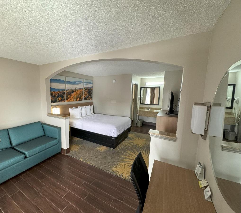 Queen Room - Non-Smoking at Days Inn & Suites by Wyndham Tuscaloosa - Univ. of Alabama