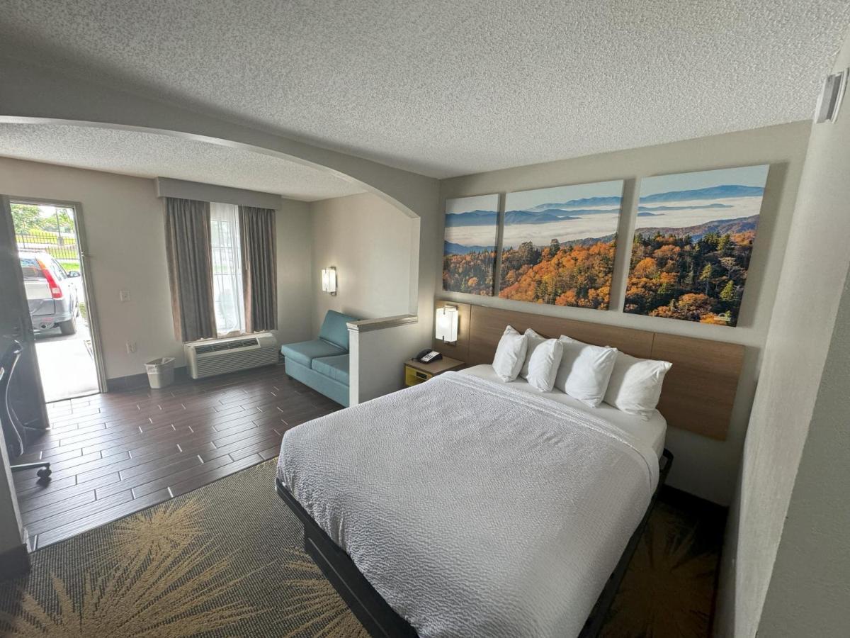 Queen Room - Non-Smoking at Days Inn & Suites by Wyndham Tuscaloosa - Univ. of Alabama