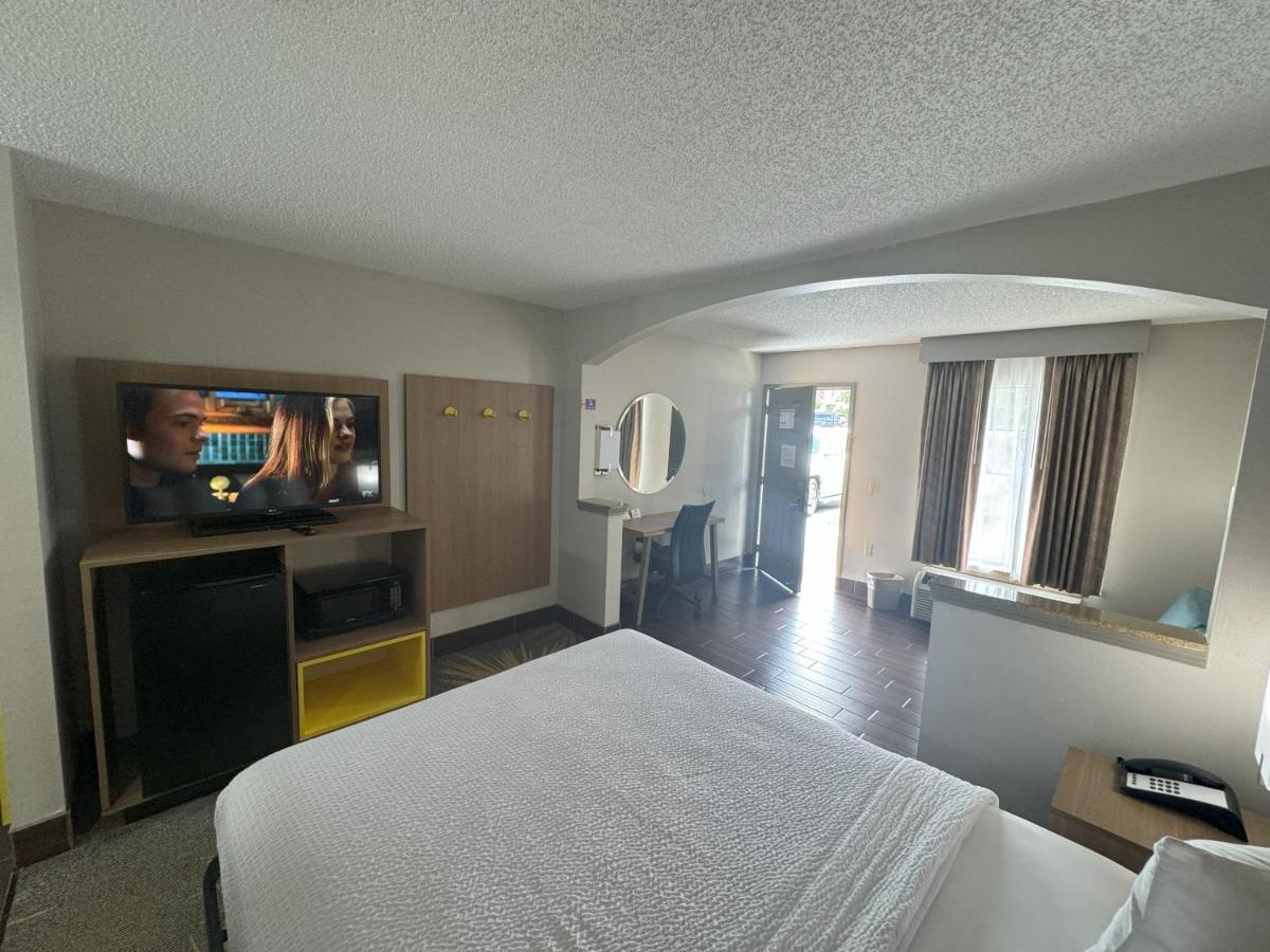 Queen Room - Non-Smoking at Days Inn & Suites by Wyndham Tuscaloosa - Univ. of Alabama