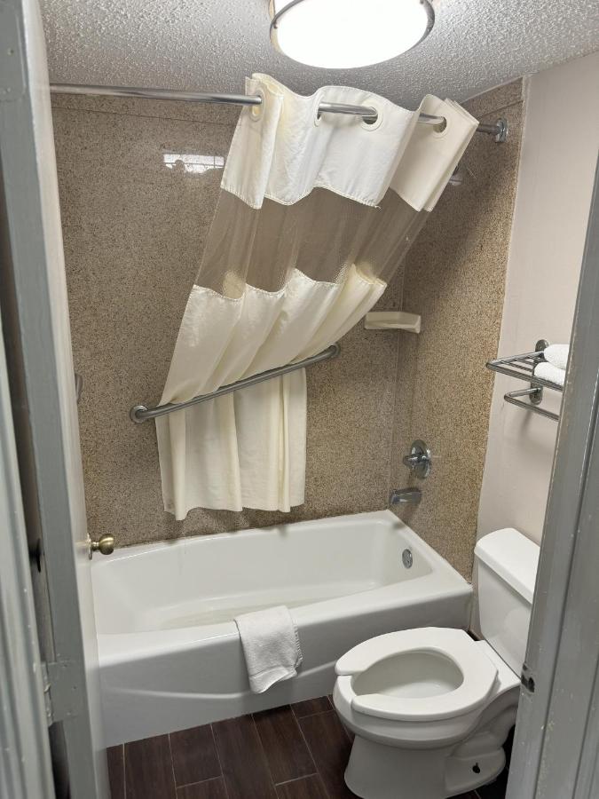 Queen Room - Non-Smoking at Days Inn & Suites by Wyndham Tuscaloosa - Univ. of Alabama