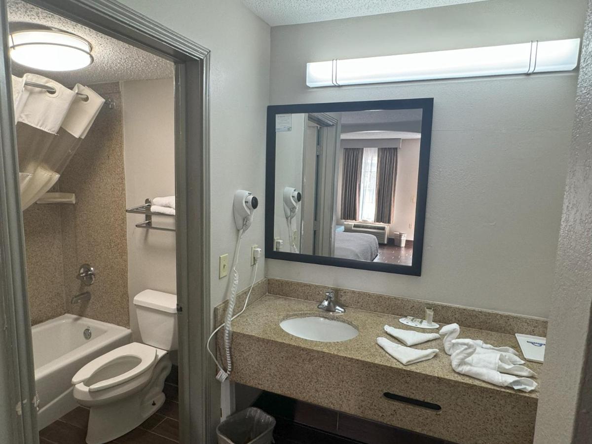 Queen Room - Non-Smoking at Days Inn & Suites by Wyndham Tuscaloosa - Univ. of Alabama