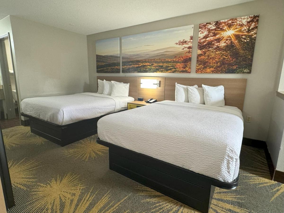 Queen Room with Two Queen Beds - Non-Smoking at Days Inn & Suites by Wyndham Tuscaloosa - Univ. of Alabama