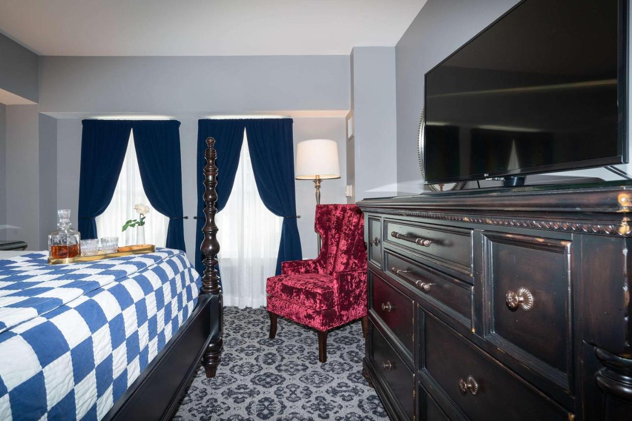 Deluxe King Room at The Kendall Hotel at the Engine 7 Firehouse