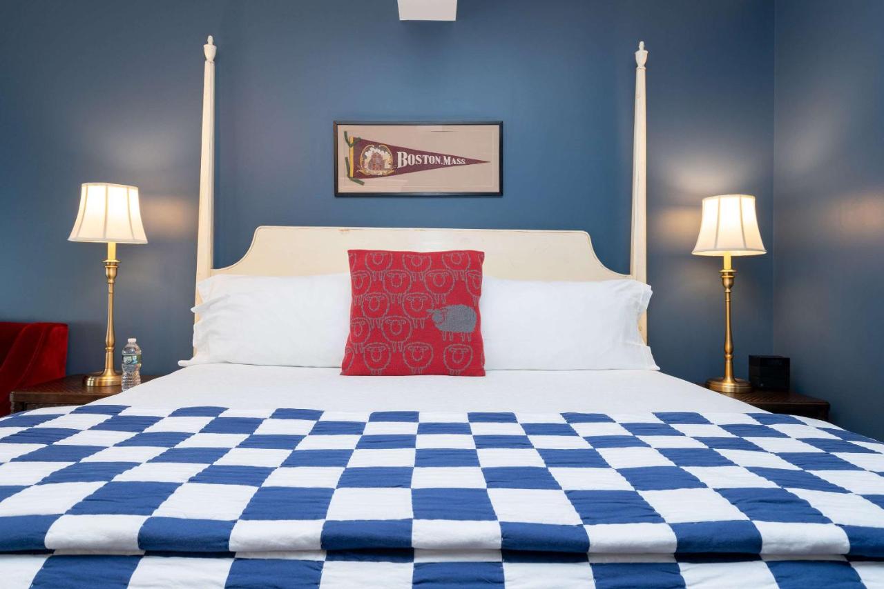 Deluxe King Room at The Kendall Hotel at the Engine 7 Firehouse