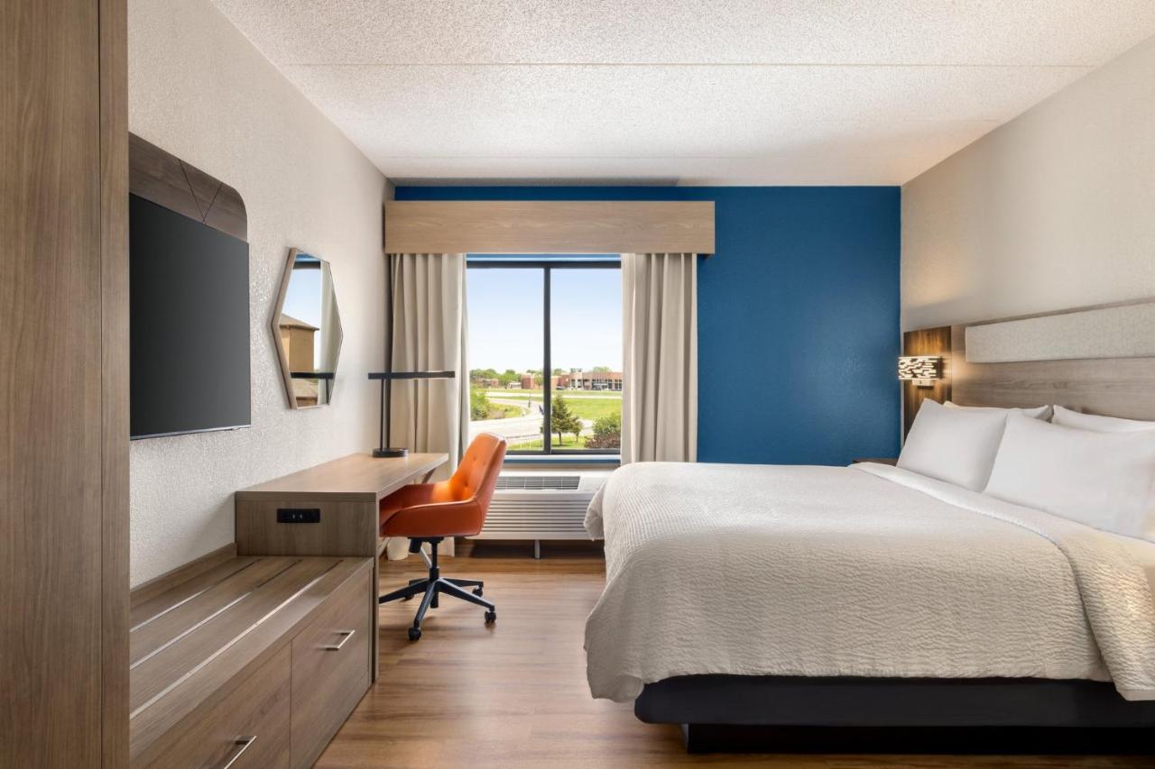 King Room at Holiday Inn Express and Suites Indianapolis W- Airport Area by IHG