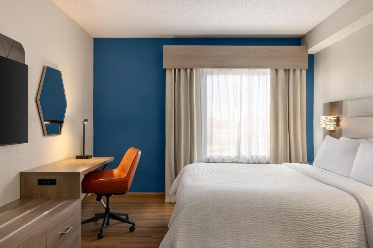 | Holiday Inn Express and Suites Indianapolis W- Airport Area, an IHG Hotel