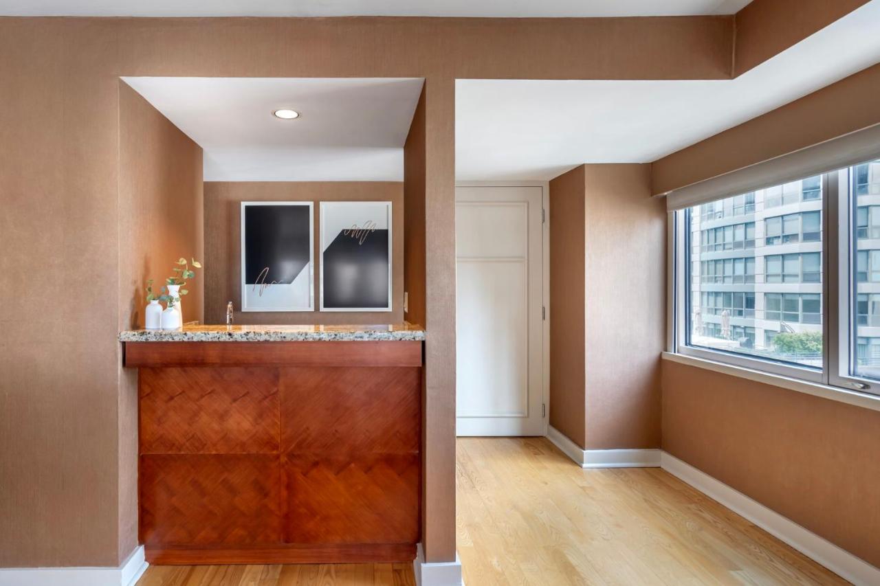 Luxury Suite Presidential, 1 King Bed + 1 Bedroom Suite with 2 Double Beds at Omni Chicago Hotel