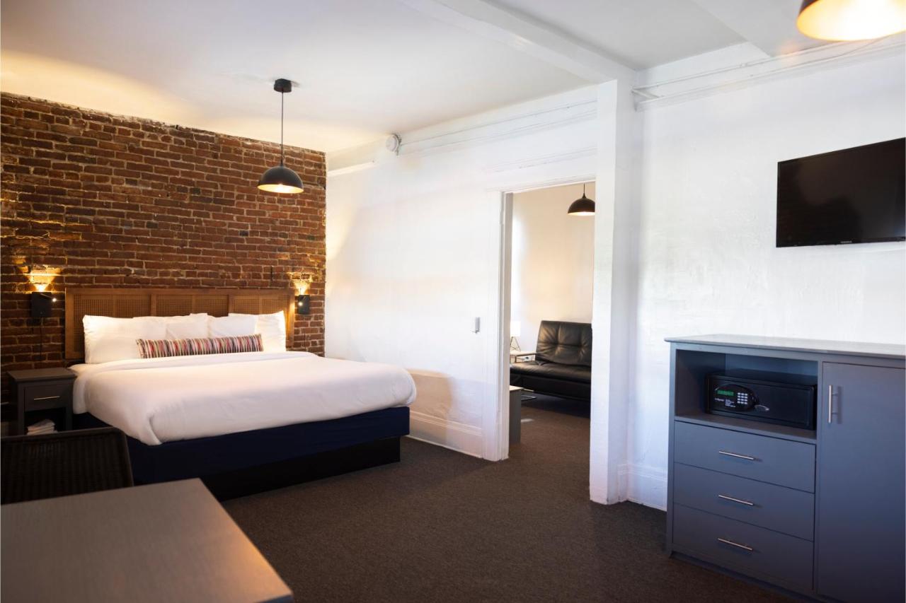 King Suite with Shared Bath at AMERICAN HOTEL LOS ANGELES