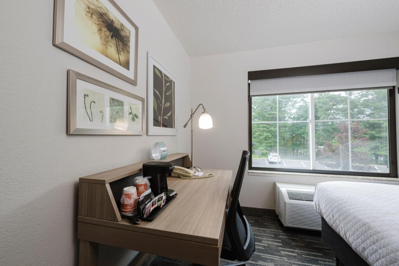 | Country Inn & Suites by Radisson Lake George