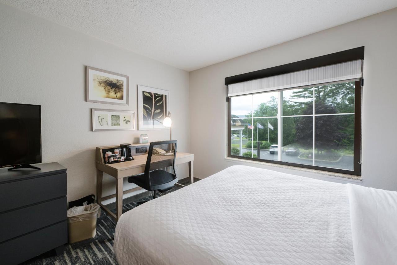 | Country Inn & Suites by Radisson Lake George