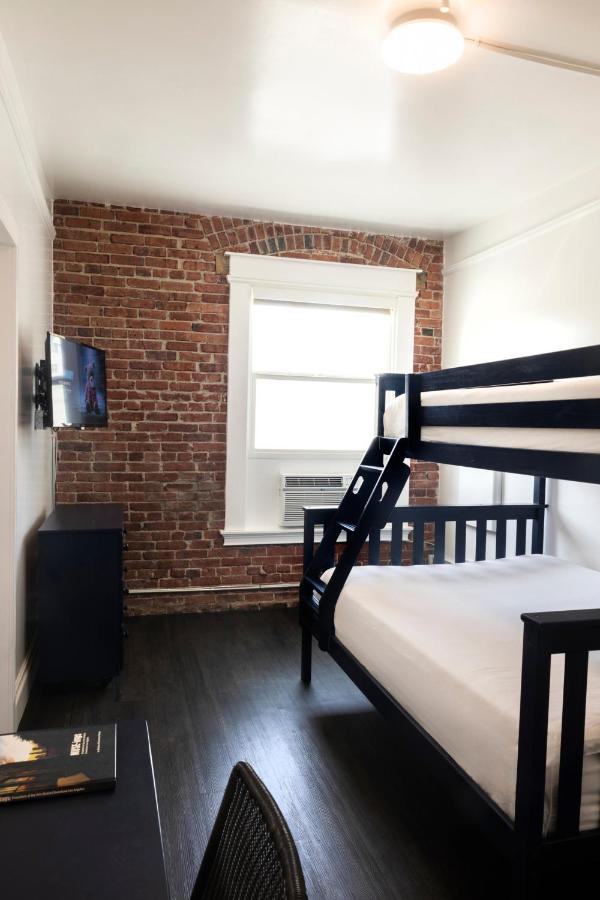 Family Room with Shared Bathroom at AMERICAN HOTEL LOS ANGELES