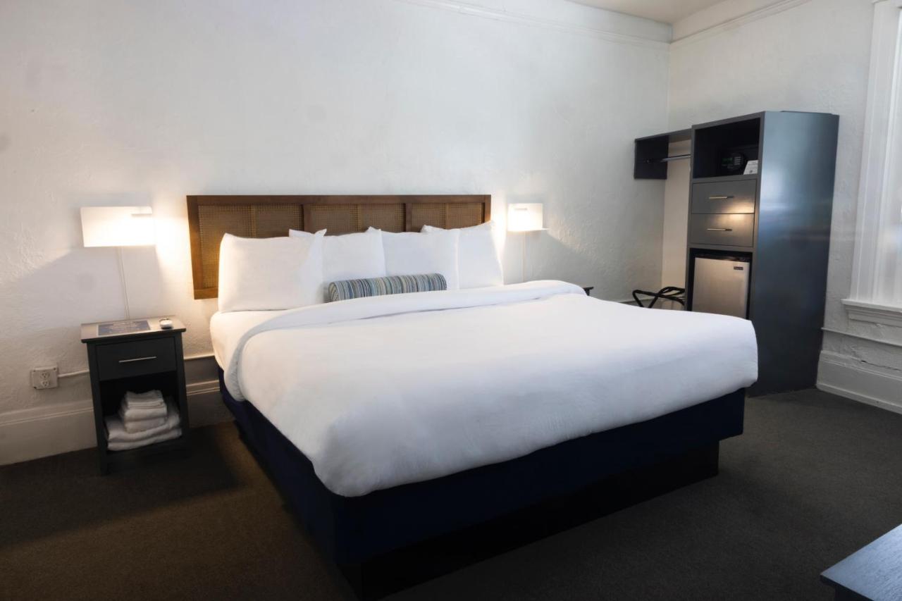 Family Room with Shared Bathroom at AMERICAN HOTEL LOS ANGELES