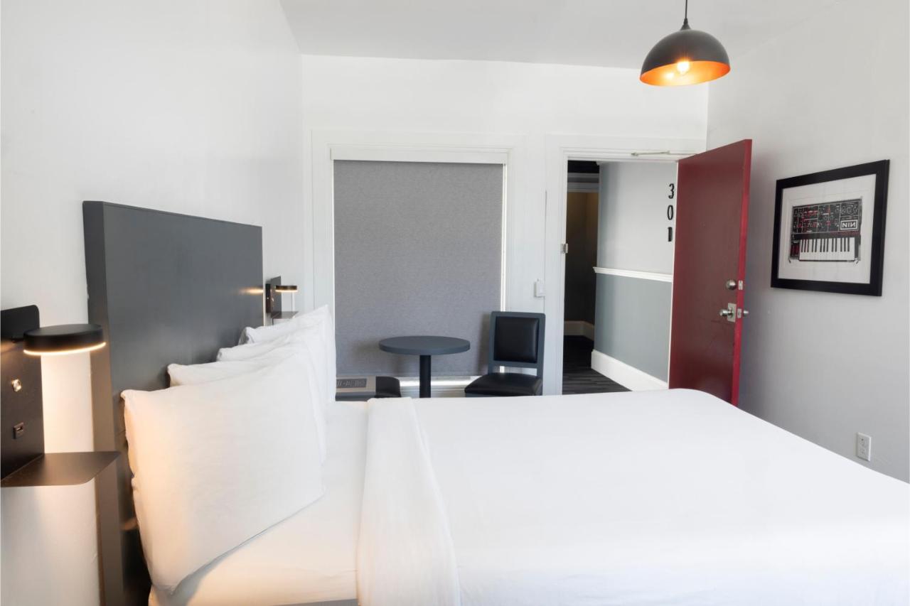 Queen Room with Shared Bathroom at AMERICAN HOTEL LOS ANGELES