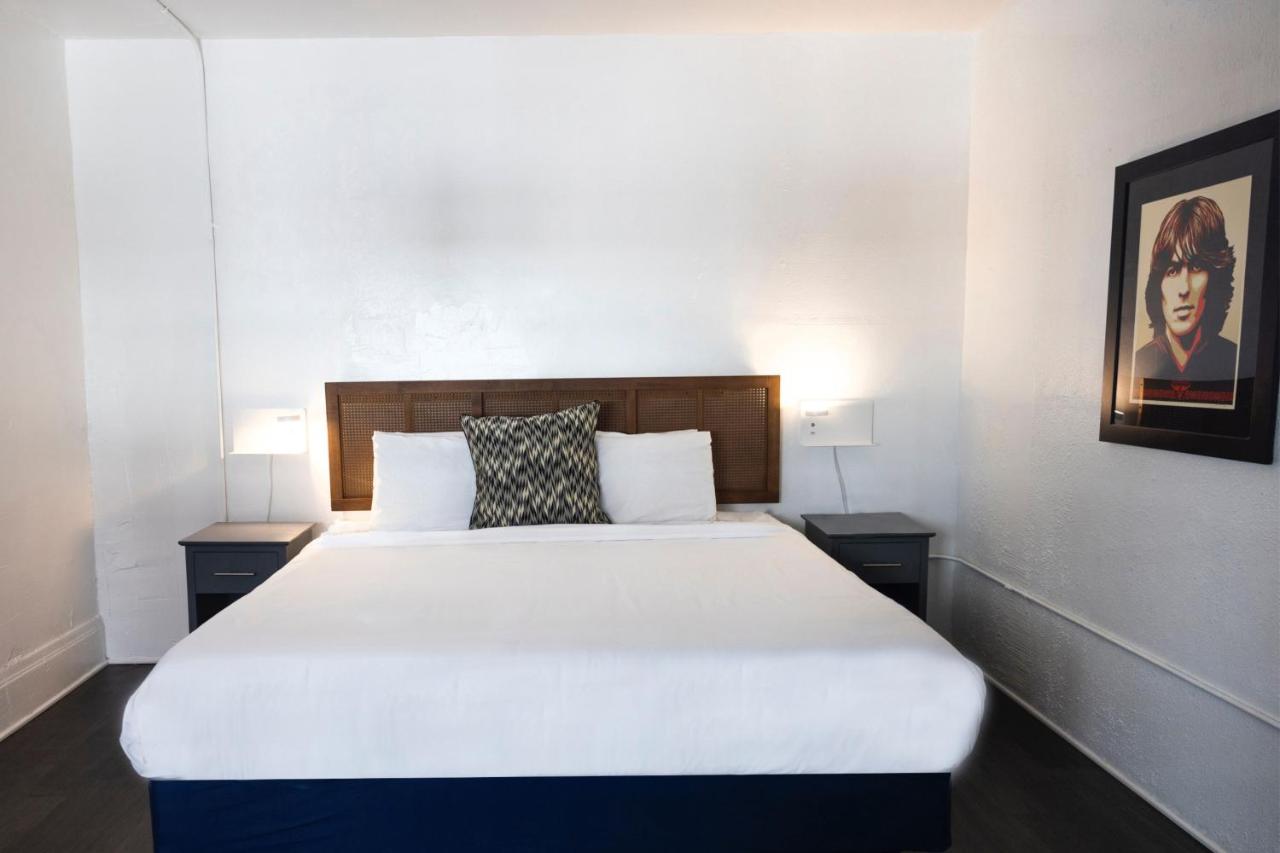 Family Room with Shared Bathroom at AMERICAN HOTEL LOS ANGELES