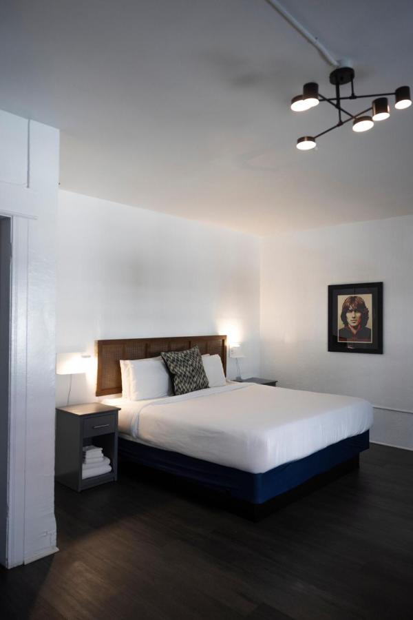 Family Room with Shared Bathroom at AMERICAN HOTEL LOS ANGELES
