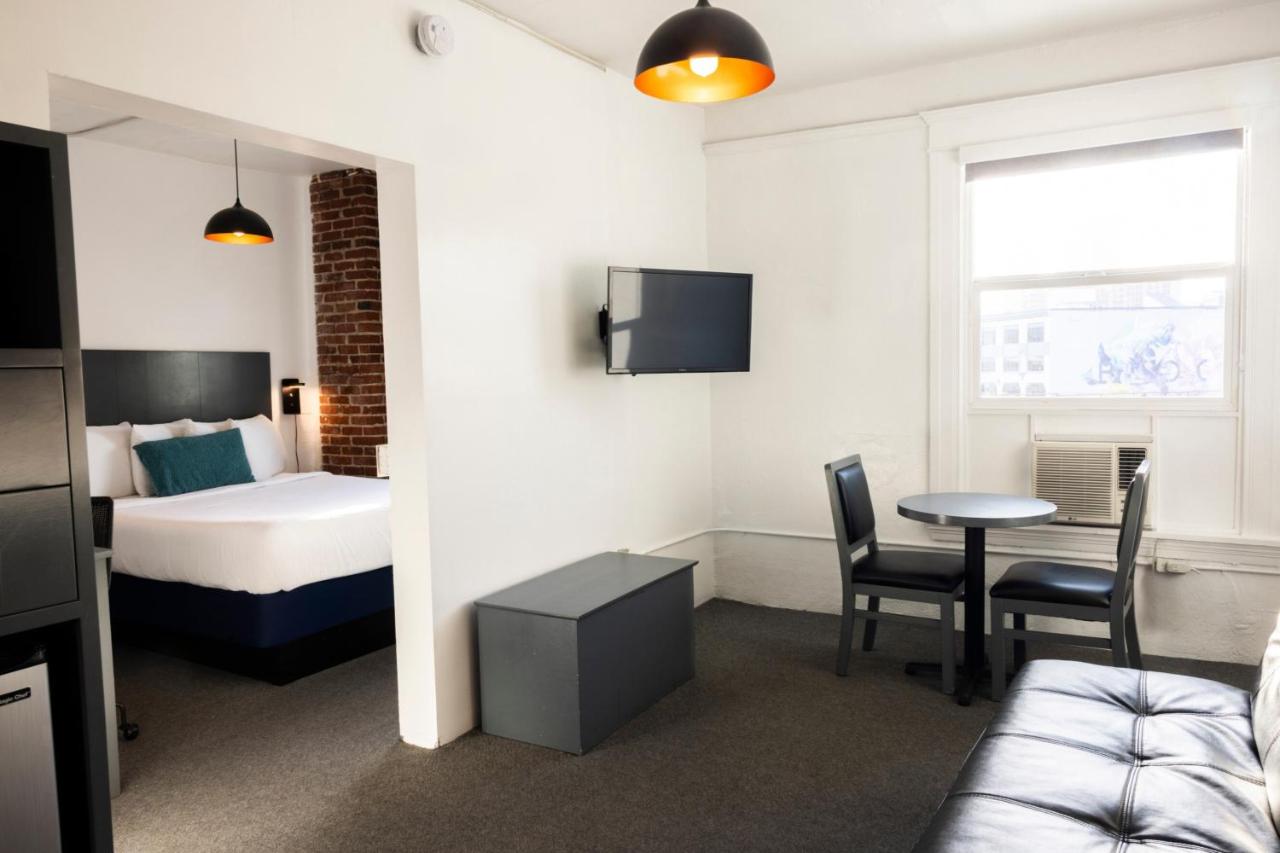 One-Bedroom Suite with Shared Bath at AMERICAN HOTEL LOS ANGELES