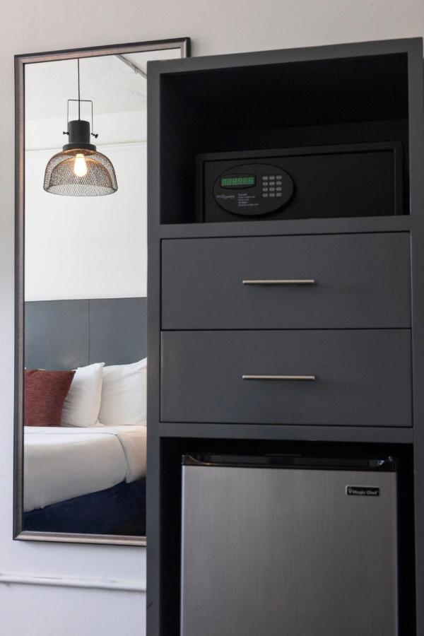Queen Room with Shared Bathroom at AMERICAN HOTEL LOS ANGELES