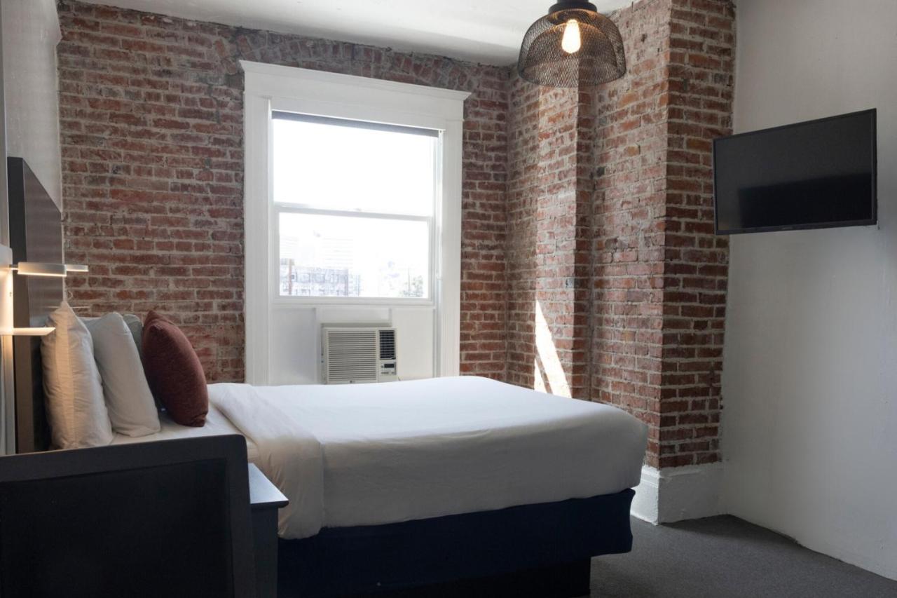 Queen Room with Shared Bathroom at AMERICAN HOTEL LOS ANGELES