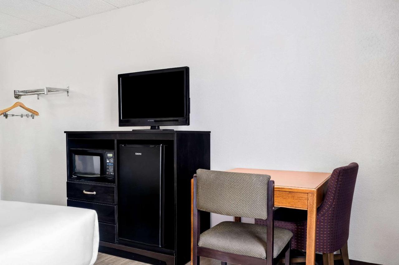 King Room - Non-Smoking at Econo Lodge Billings