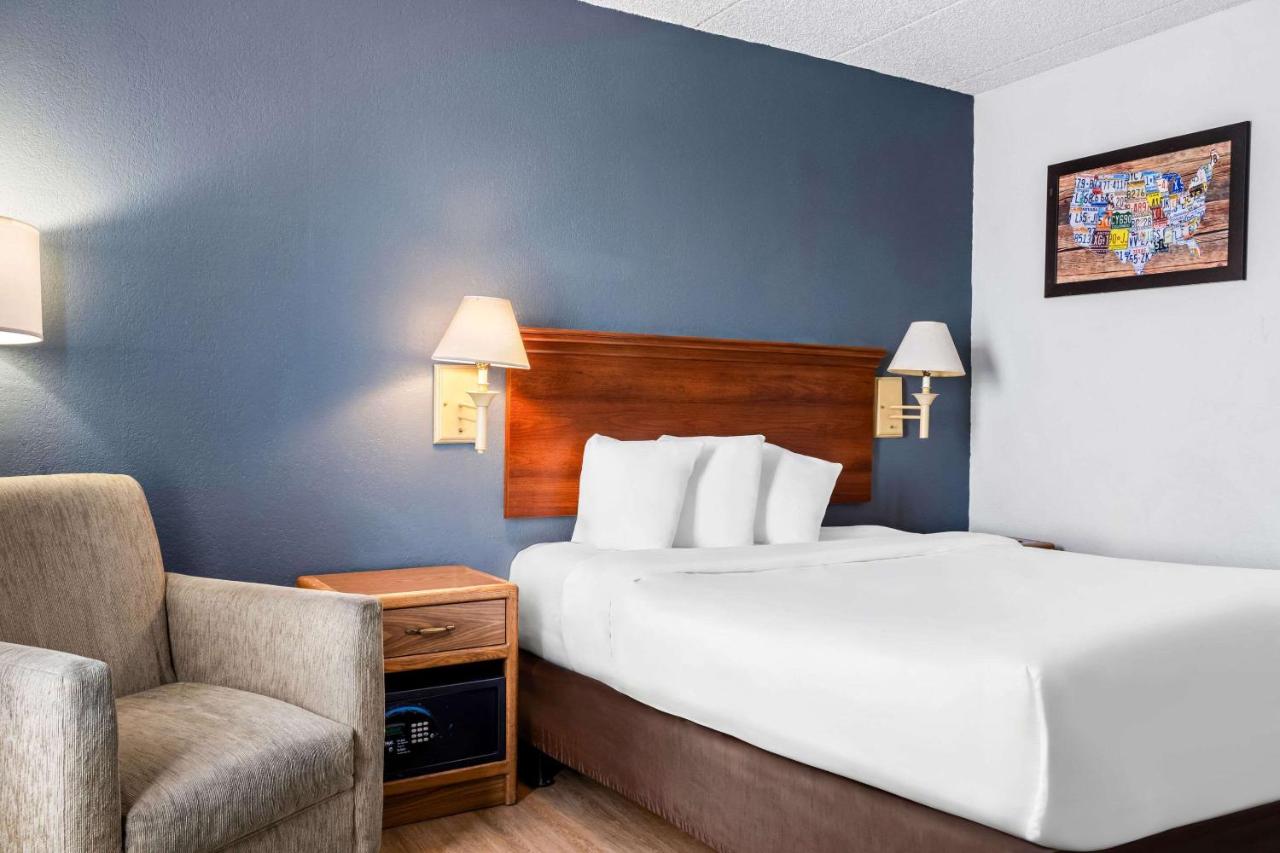 King Room - Non-Smoking at Econo Lodge Billings