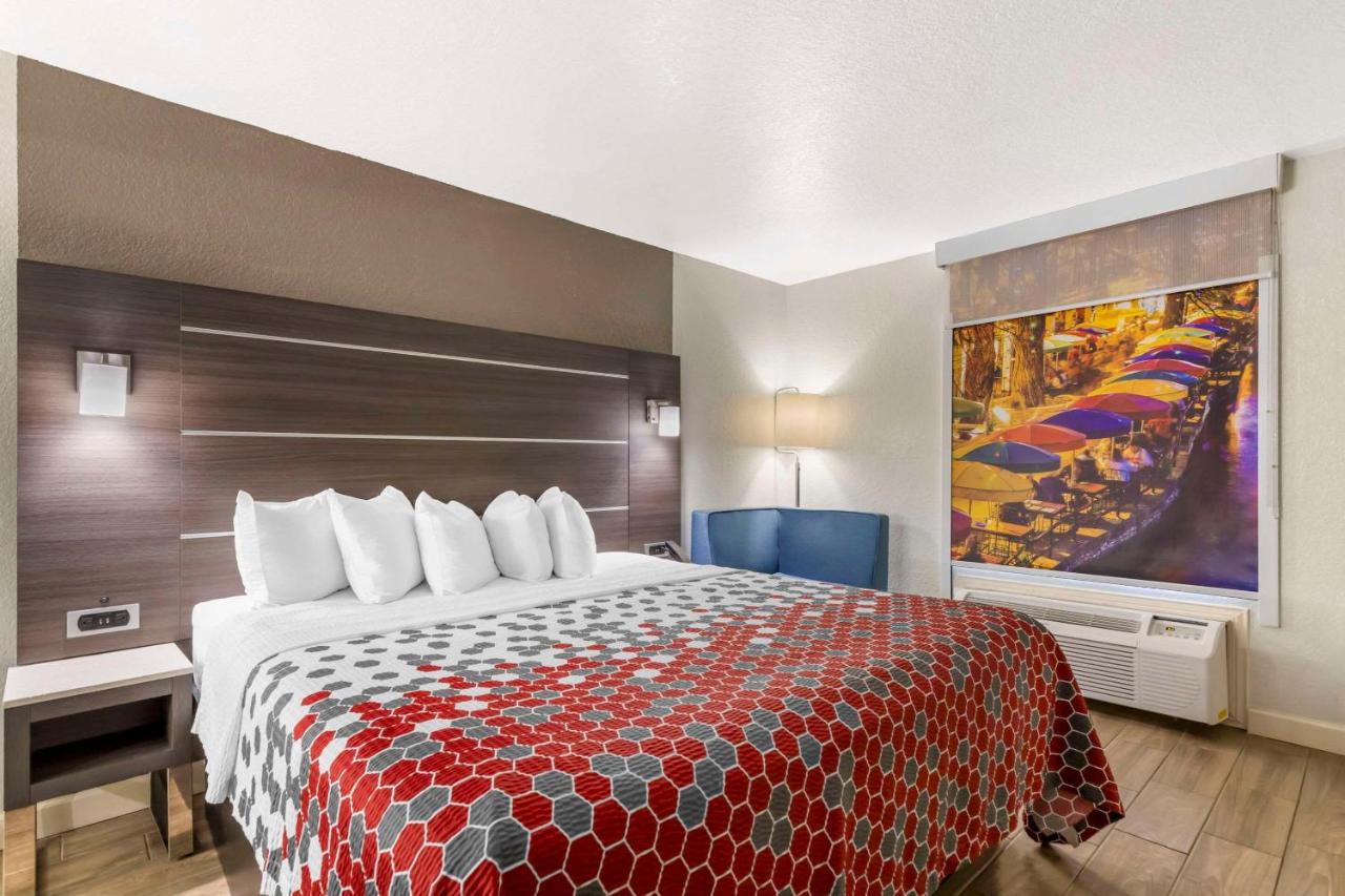 King Room - Non-Smoking at Econo Lodge Inn & Suites Near Lackland AFB
