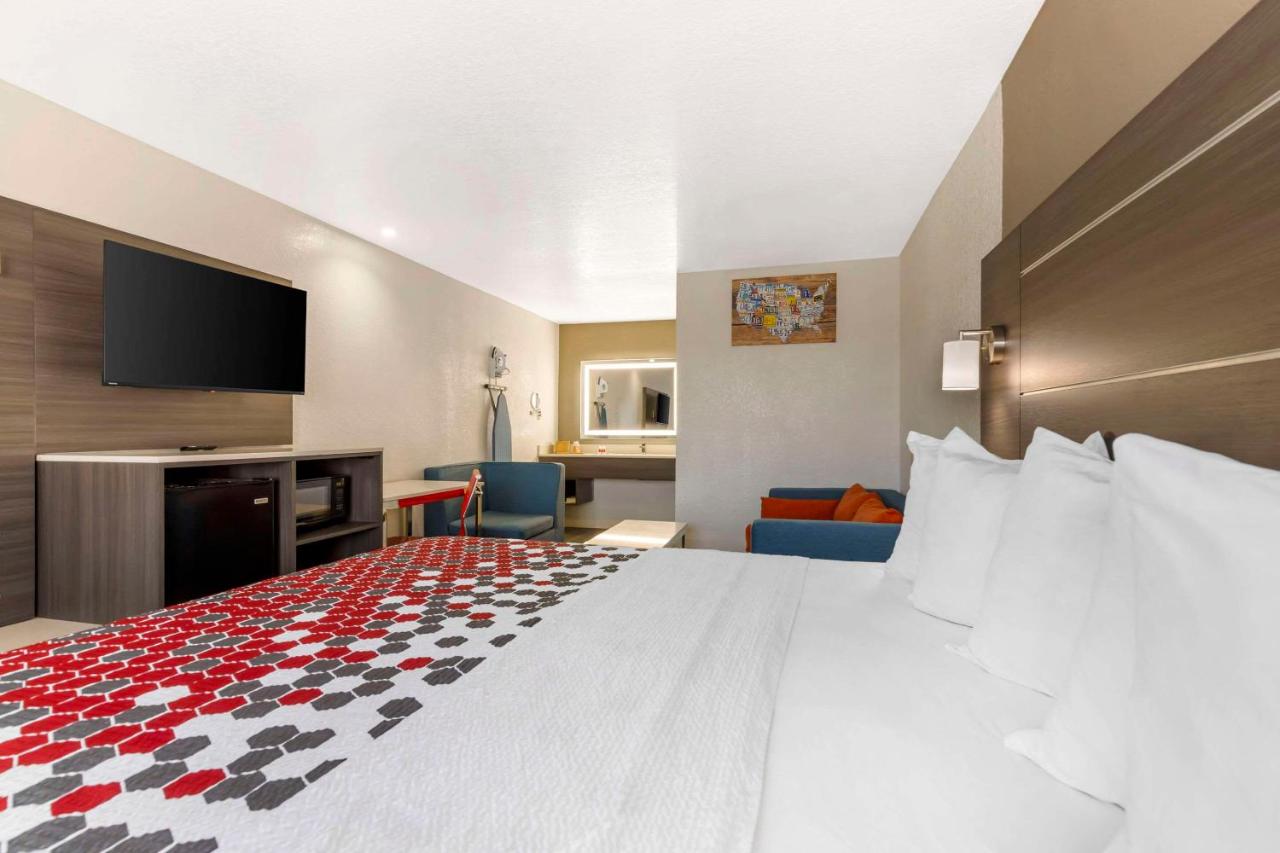 King Suite with Sofa - Non Smoking at Econo Lodge Inn & Suites Near Lackland AFB