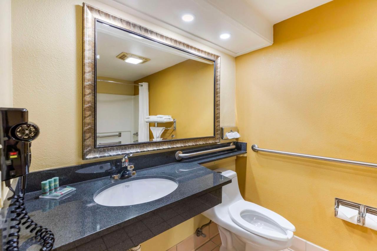 Double Room with Two Double Beds - Disability Access/Roll-In Shower at Best Western Kiva Inn