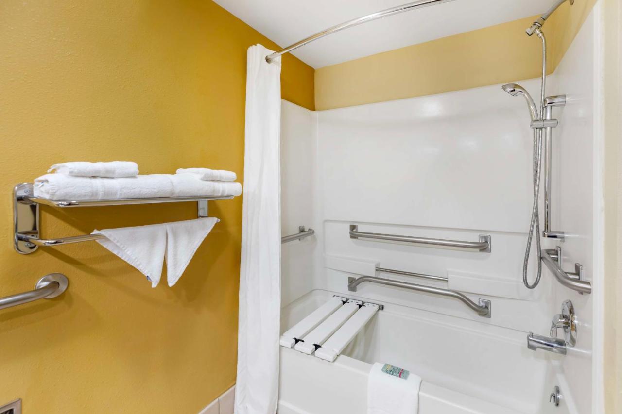 Double Room with Two Double Beds - Disability Access/Roll-In Shower at Best Western Kiva Inn
