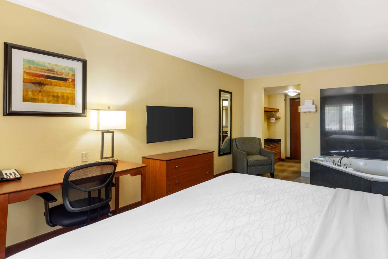 King Room with Spa Bath - Non-Smoking at Best Western Kiva Inn