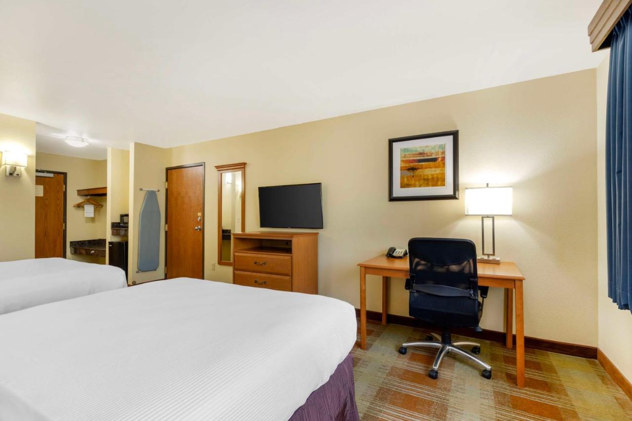 Double Room with Two Double Beds - Disability Access/Roll-In Shower at Best Western Kiva Inn